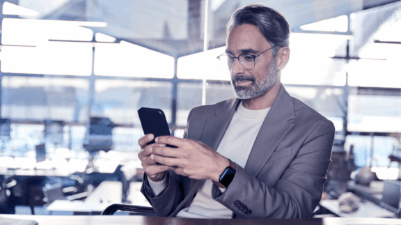 MessageFlow Człowiek używający telefon